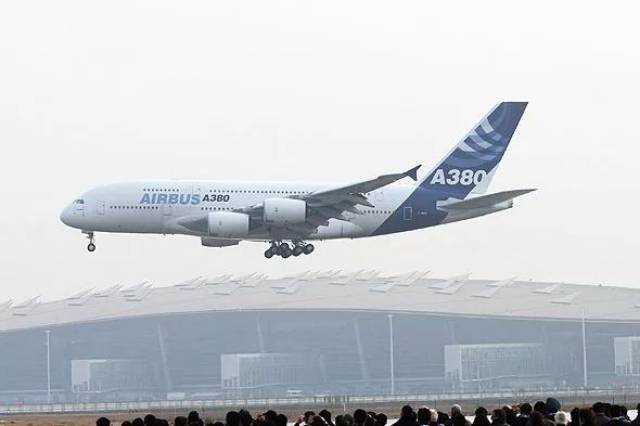 2005年1月18日,a380的第一架原型机在法国图卢兹厂房举行出厂典礼.