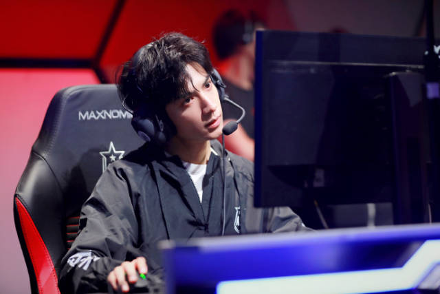 回顾罗云熙英雄联盟全明星赛高清图 认真的电竞男孩最帅!