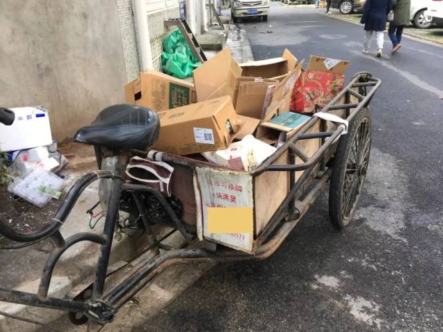 过了一会,回收纸制废品的也上门了  梦婆