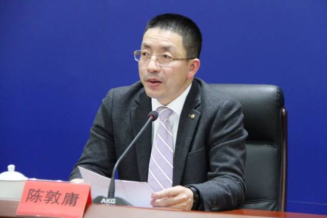 市就业局局长何韬答记者问