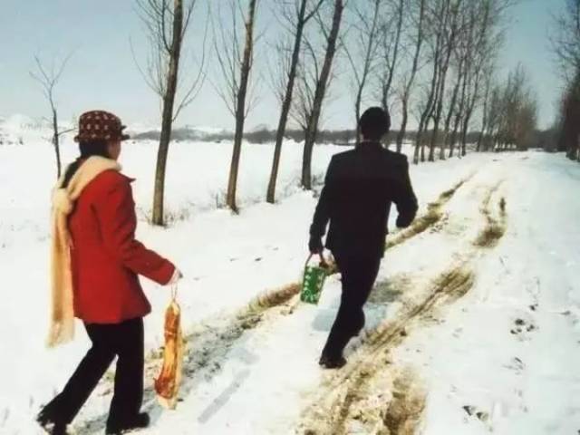 合开一辆车呗 还有那时的拼车往往不用付费 也抵挡不住走亲戚