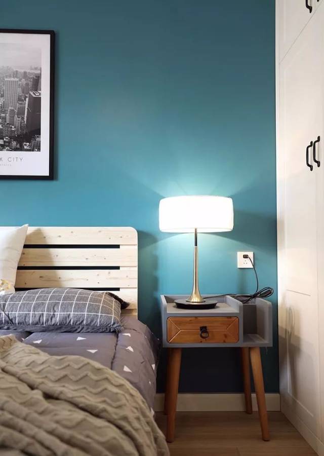 床头墙选用了孔雀绿乳胶漆,赋予了空间新的生命和活力,精致小巧多