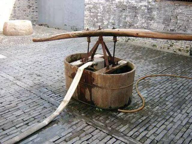 古代走水了难道是直接用水浇的吗?水缸中的储水要如何发挥功效呢?