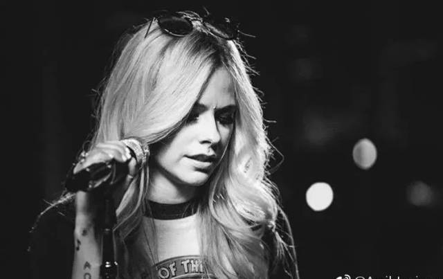 艾薇儿新专辑head above water惹哭全网