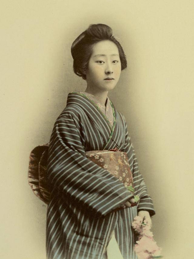 身着和服的日本女子