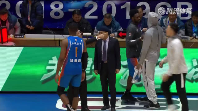 亚当斯最后3秒仍进攻并投3分,四川主教练尹逵