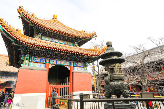 路往前走,一般情况下没有回头路,沿途不同殿堂楼阁处处彰显出皇家气质