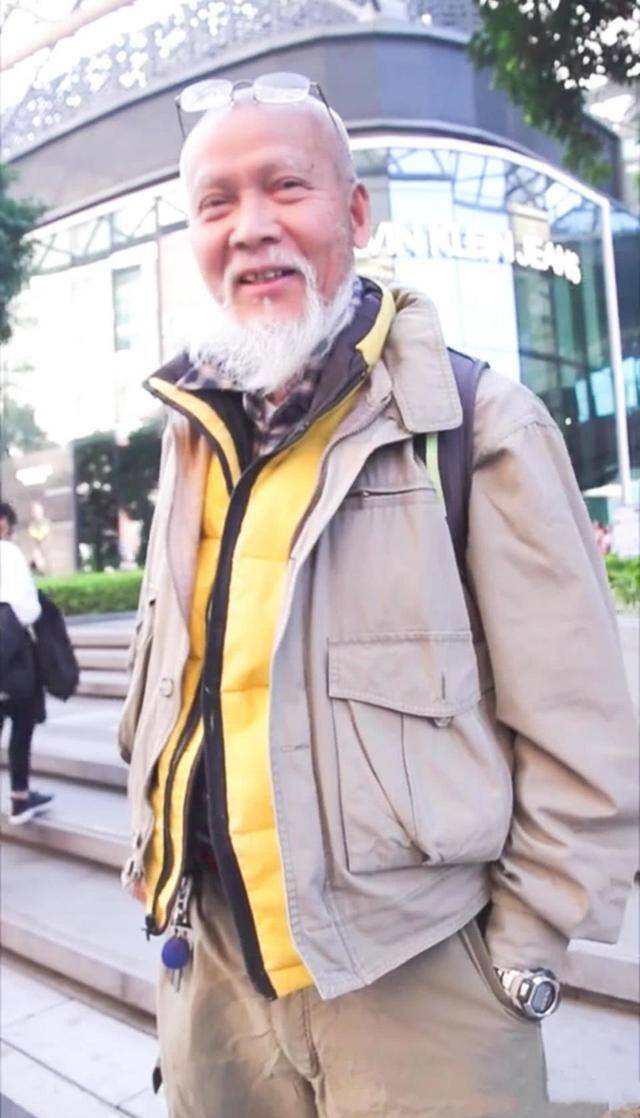 街拍70多岁老爷爷长满白胡子穿搭却秒杀一群小鲜肉