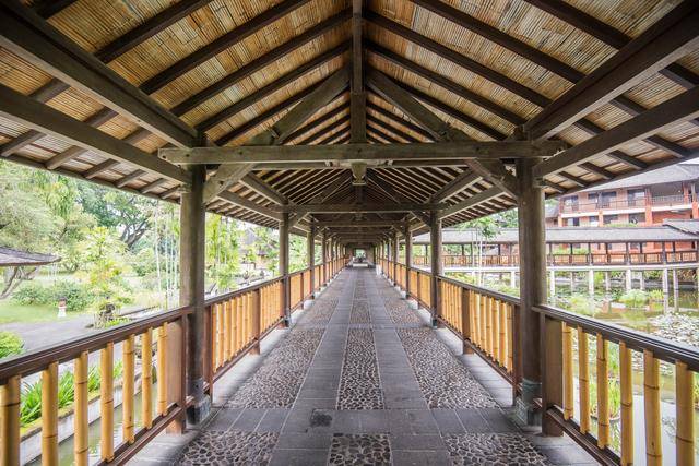 原创七年后再来这里,比网红地更美,陌生人喜欢同桌吃饭