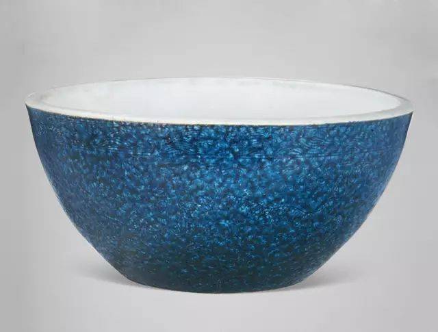 明宣德 洒蓝釉暗划海水云龙纹钵 天津博物院藏