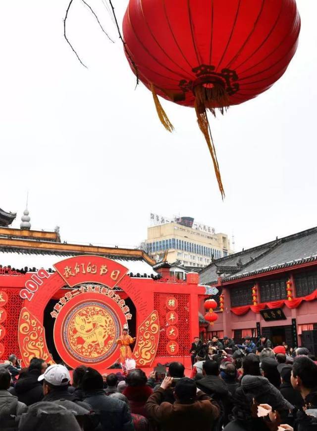 城隍庙里的庙会演出,成为合肥市民一道丰盛的过年大餐