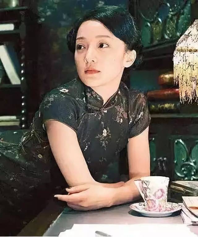 倒真的成了个宁静的姑娘 彼时的赵薇 也是赫赫有名的美女 野蛮任性的"