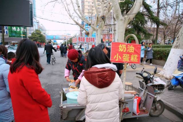 曾作为校门口的热门美食之一,这样的小蛋糕也是有缘才能吃到了, 时间