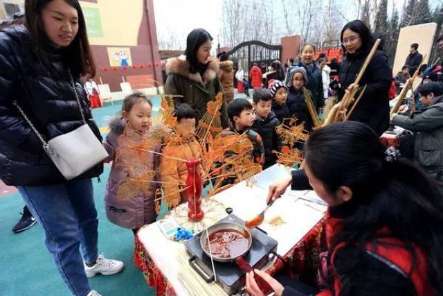 糖人老师的手艺真是太棒了,一勺糖浆就可以把每个形象画得惟妙惟肖!