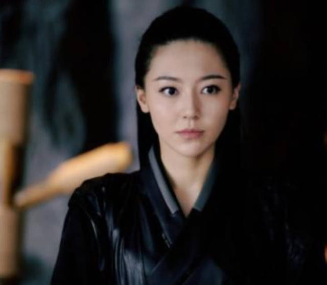 杨幂旗下员工黄梦莹晒结婚证,看清男主正脸后