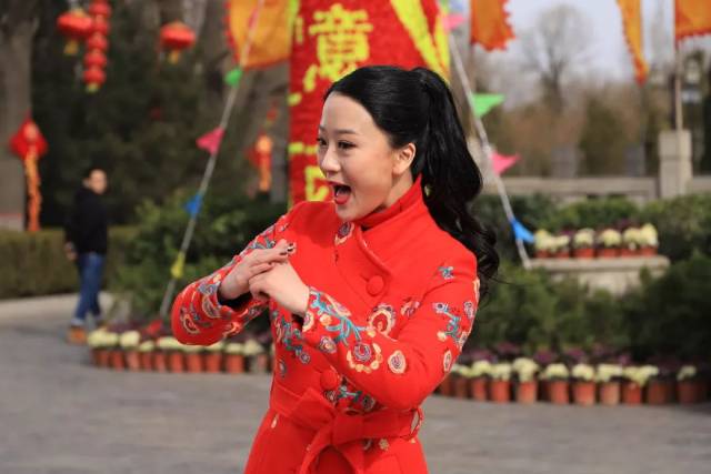 【文艺】美女网红在洪洞大槐树下录制新作 《中国年·山西年》_手机