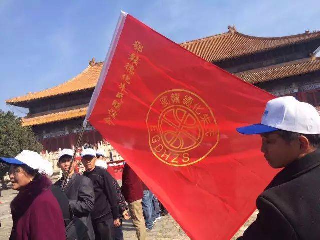 万历皇帝身着青色四团龙圆领窄袖袍,头戴乌纱翼善冠,从长陵祾恩门东门