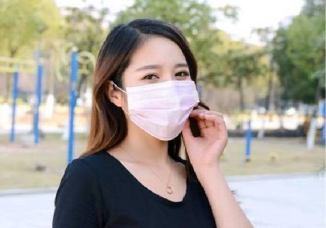 1,戴口罩可以遮盖脸上的痘痘和粉刺,女生熬夜或者饮食不规律特别容易