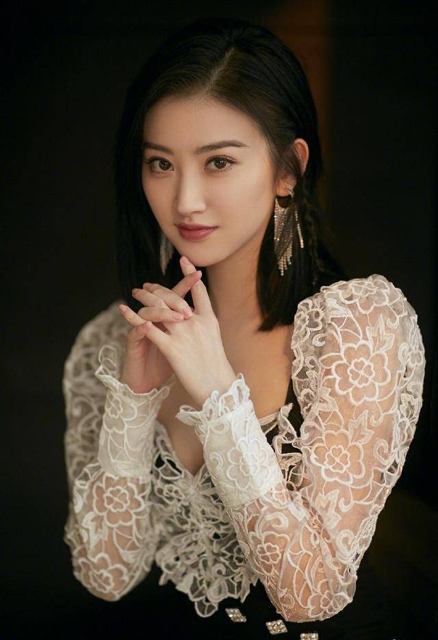 31岁景甜真会穿蕾丝开叉长裙大秀美腿造型时髦又妩媚