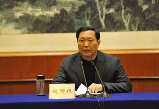 市政协书画家联谊会会长赵腊根出席会议并做工作报告.(姜萍)