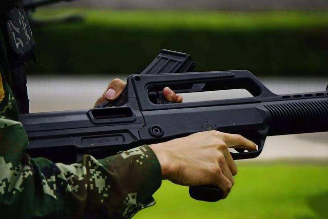 其中,qbz47采用无托结构,在现实中受到了qbz95的影响.