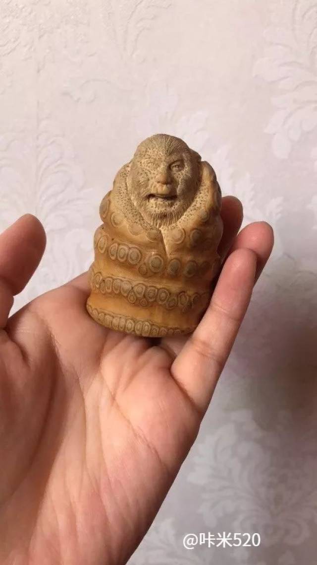 佛肚竹做成茶则,盘玩了一年多,色泽和润度都发生了极大的改变,玩竹子
