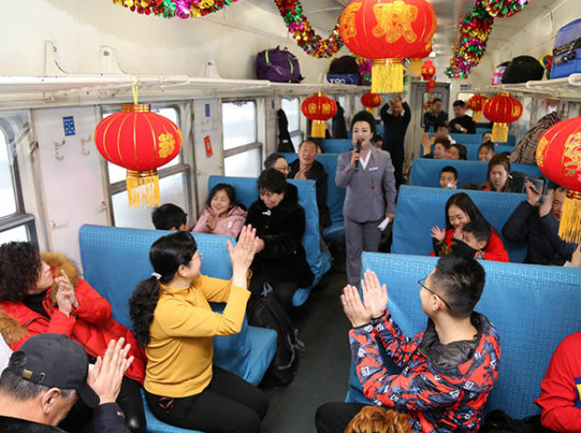 上午8时,4318次列车2号车厢,一场由旅客和列车员联袂演出的歌舞拉开了