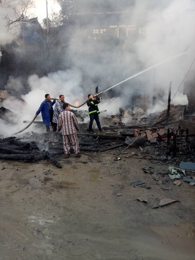 救火现场(图片提供/怀化消防)