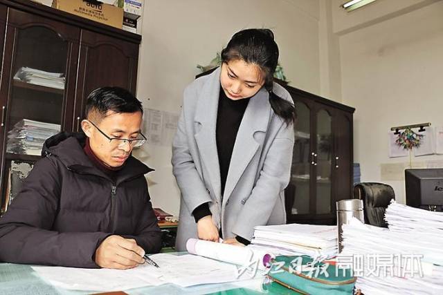 刘雨函(右)向李英刚老师请教问题