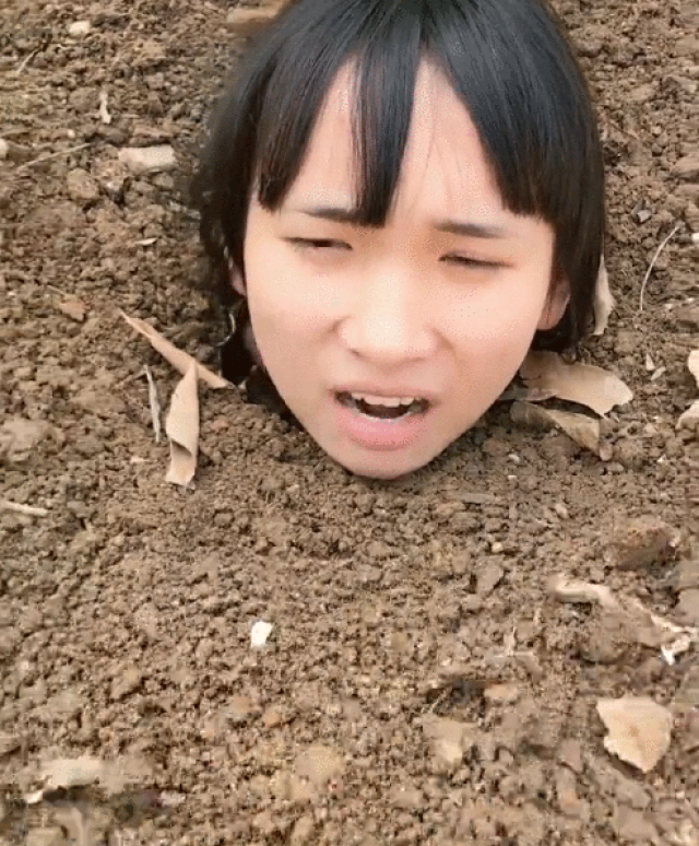 小姐姐把自己埋在土里, 开始看着吓一跳, 镜头一转让人不淡定了
