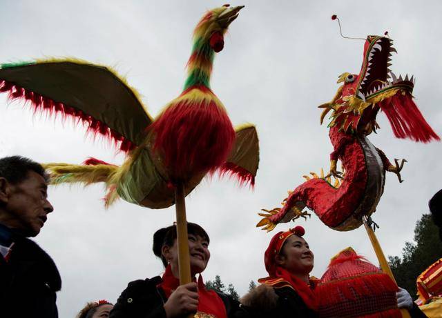 溆浦雪峰山景区:百条龙灯闹元宵,文旅融合促脱贫