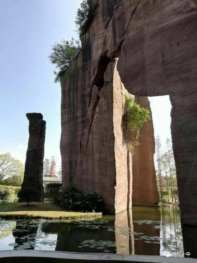 远近高低各不同"一样蕴含着哲理;山上亭子与中式古建筑的金色琉璃瓦被