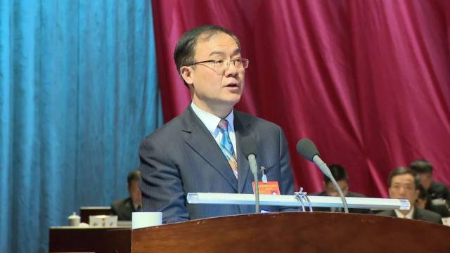 区人大常委会主任李文钢首先向大会报告工作.