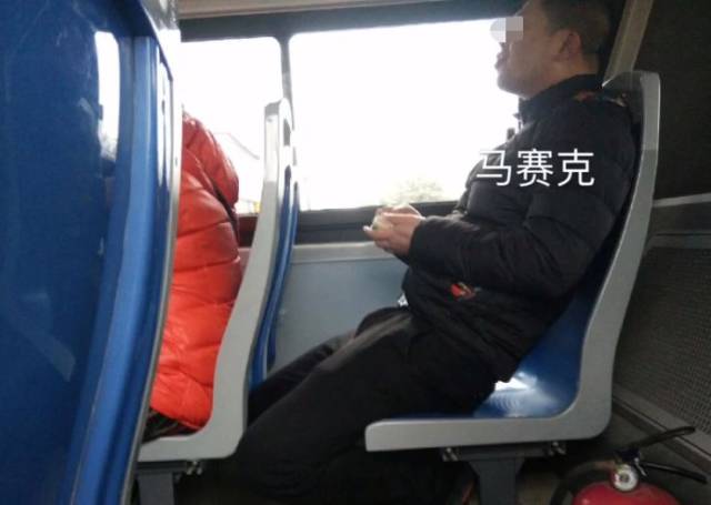 辣眼睛桂林公交惊现猥琐男对着女乘客打飞机