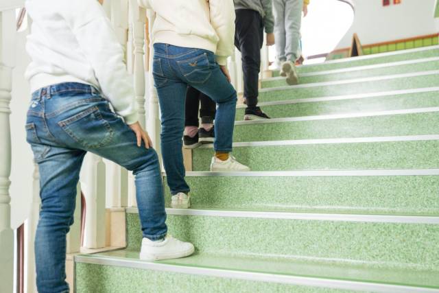 爬楼梯膝盖疼?试试倒着走和补充氨糖软骨素钙片!_手机搜狐网