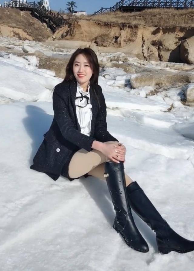 雪景中的时尚美女穿长靴热裤映衬反季魅力