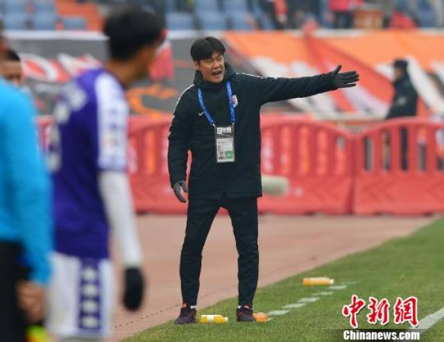 2月19日,鲁能泰山队主教练李霄鹏在比赛中指挥. 朱峥 摄