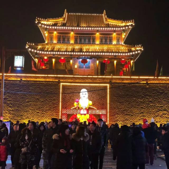 昨夜兴城古城人潮如涌,绚丽灯展照亮百年古城