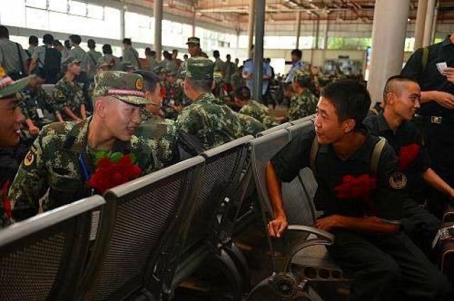 入伍新兵和退伍老兵在候车室相遇那是怎样一番景色