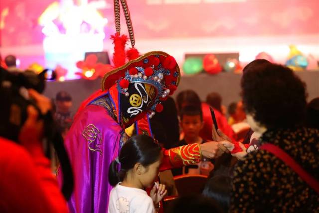 (韵味憨淳的京剧变脸)