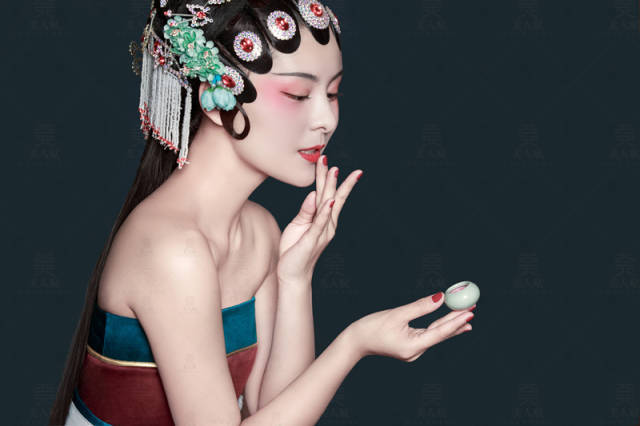 将古代妆容,造型,服饰与现代摄影角度完美结合的一种艺术方式,打造出