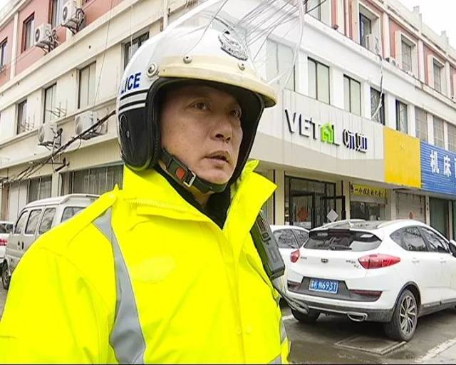 说话的这个人叫刘加坤,是仪征交警大队真州中队的一名辅警,当天下午他