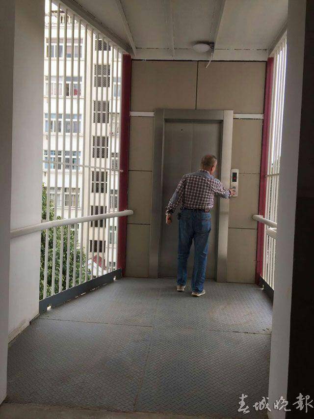 建议老旧小区装电梯,按总费用50%给予补贴