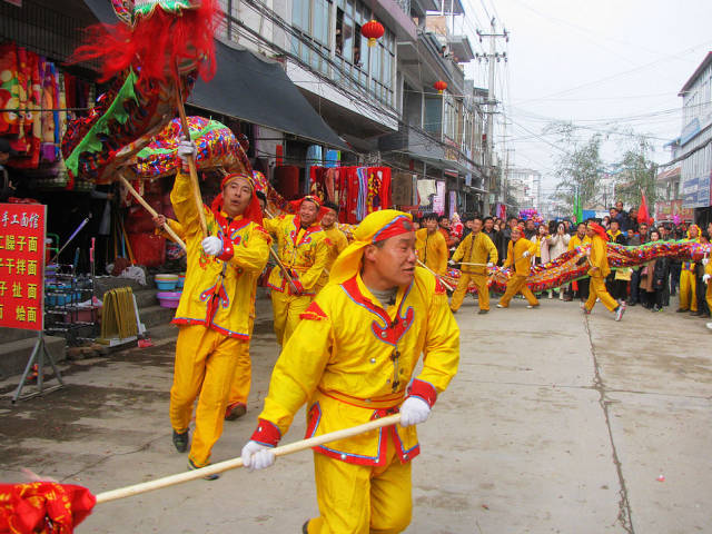 阳湾,毛集等村的60多支社火队,为当地群众表演了旱船,高台,秧歌,小曲