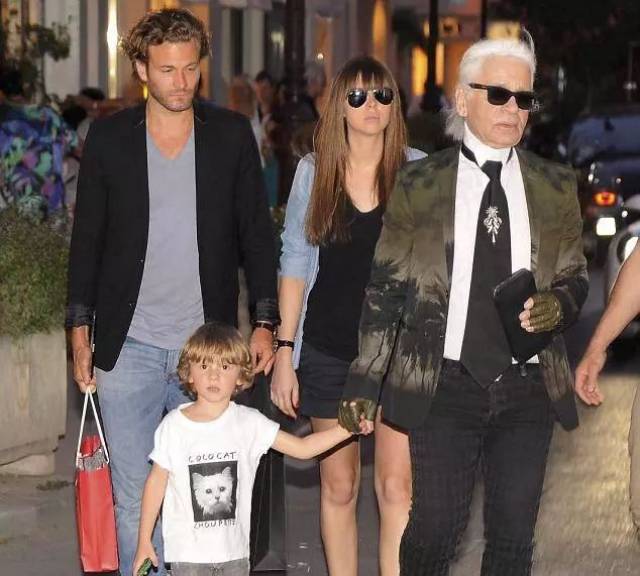 hudson绝对算是被老佛爷拉扯大的!