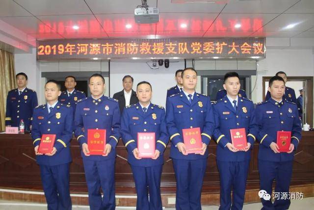 黎意勇常务副市长代表市委,市政府向受到表彰的先进集体和个人表示