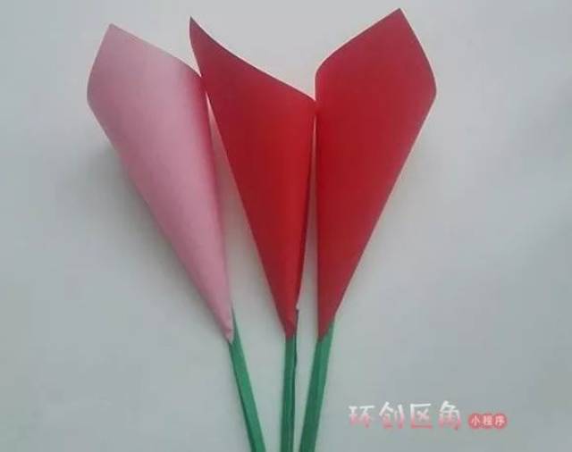 裁剪出几片绿叶.