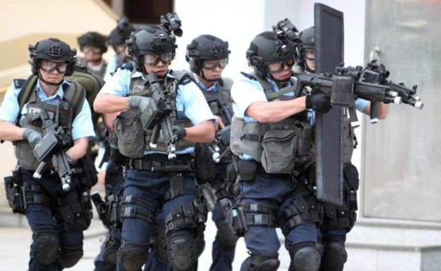 例如54式手枪,95式步枪等等,但是对香港警察的武器并不熟悉