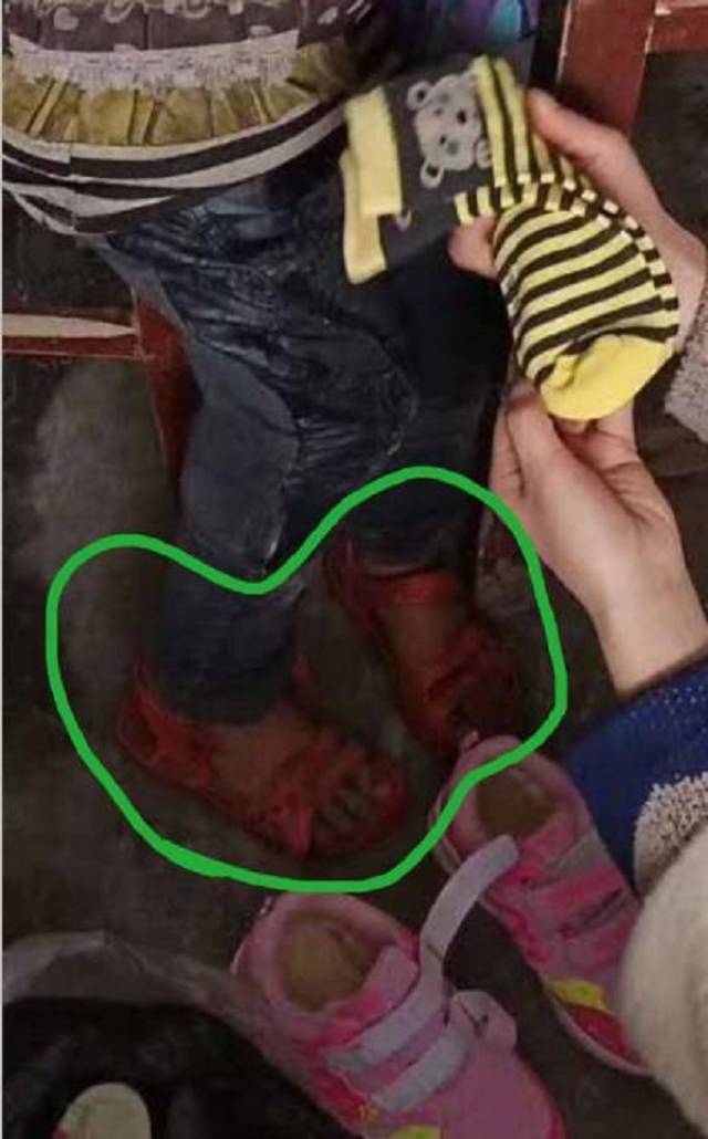 心痛大冷天贵州山区女孩光脚丫穿凉鞋考试 监考老师看见后竟然.