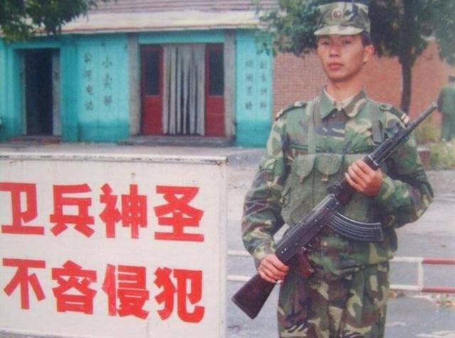 涨姿势部队大门为什么要立一块哨兵神圣不可侵犯的牌子
